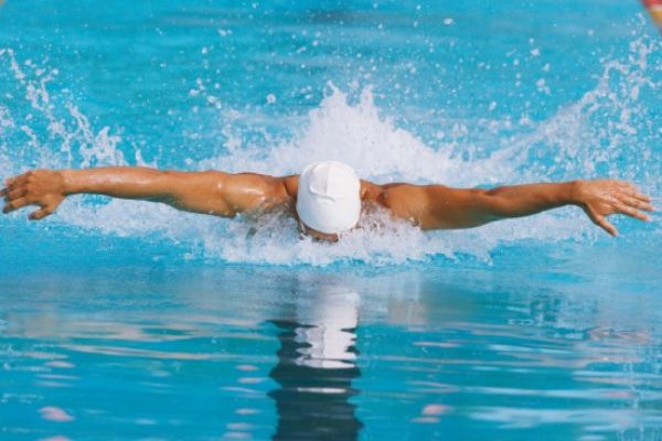 Nuoto e postura: benefici