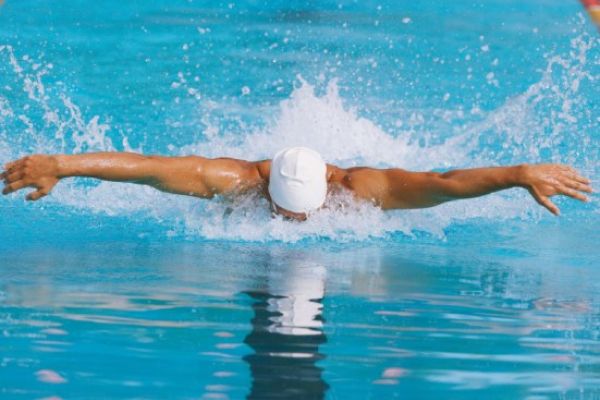 Nuoto e postura: benefici