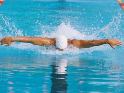 Nuoto e postura: benefici